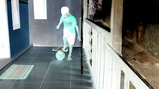 Download lagu Adik main bola sampai kena kamera!!!!😱😱😱😱😱 mp3