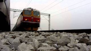 preview picture of video 'Brzi vlak 1114 u prolazu kroz kolodvor Garčin'