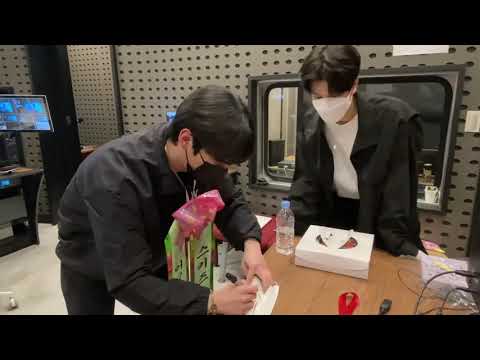 [210323] LEE KNOW & SEUNGMIN (STRAY KIDS) KISS THE RADIO IGTV