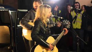 The Subways - Oh Yeah (acoustic London street gig) HD