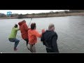 Burgemeester met kleren en al de Vecht in