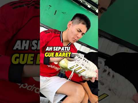 Ketika Sepatu Bola EMAS Dirusak Tukang Sapu! #sepakbola #telefooty #skit