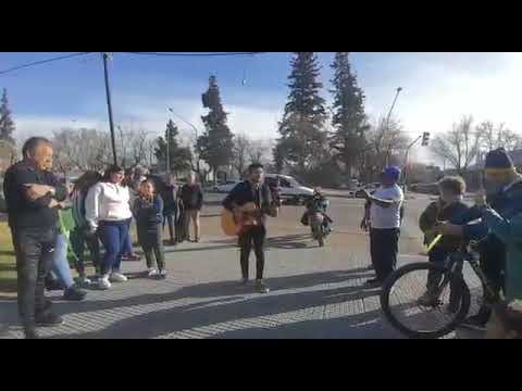 Brian Saez volvió a Tunuyán y cantó en la plaza departamental