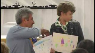 Astronauta recebe desenhos de crianças