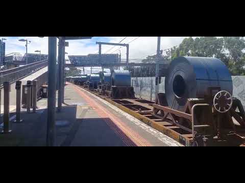 G512 and G521 #9563 Down Long Island Steel train through Kananook station at 1:19pm. 1/3/2023