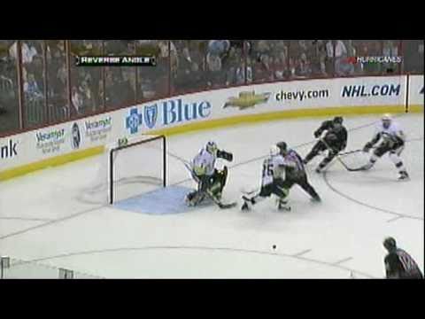 Matt Niskanen pops Eric Staal [FSN]