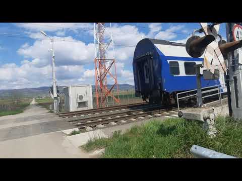 Super Mecanic cu R Simeria - Cluj Napoca cu EA1 053 / 41 053-9 la trecerea prin Halta Simeria Veche