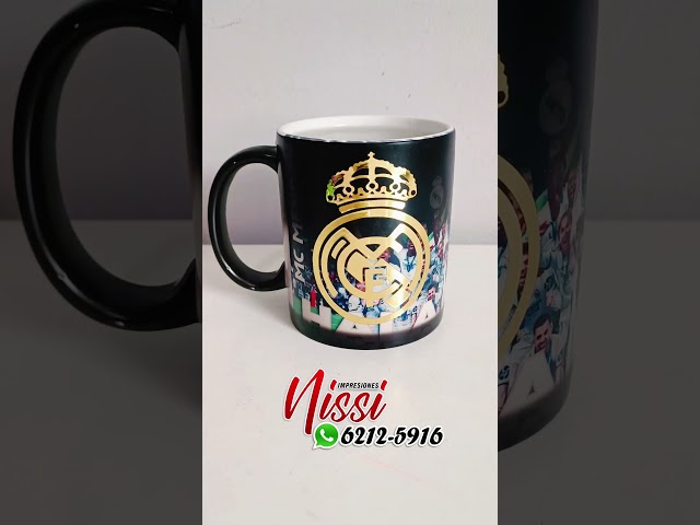 Vídeo relacionado con Hy-Pro Taza oficial del Real Madrid CF de 325 ml, de cerámica, apta para lavavajillas, apta para microondas, para bebidas calientes, té y café, mercancía del Real Madrid, idea de regalo de fútbol para