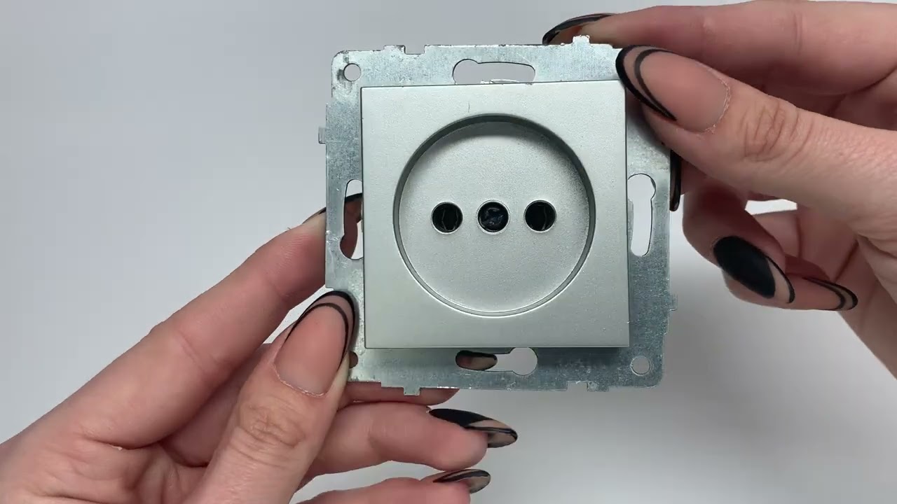 Розетка одинарная б/з OVIVO Grano серебро (600-000310-215)