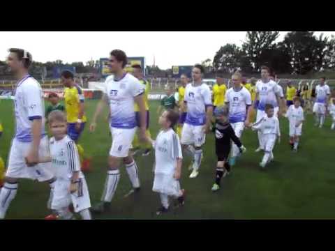 Nachwuchskicker des SV Chemie Böhlen laufen mit LOK Leipzig ein