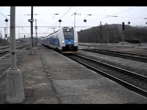 Průjezd loko. ČDC 731.006 a příjezd vlaku Os 6808 (ČD 440.001) - Most, 2. 12. 2012