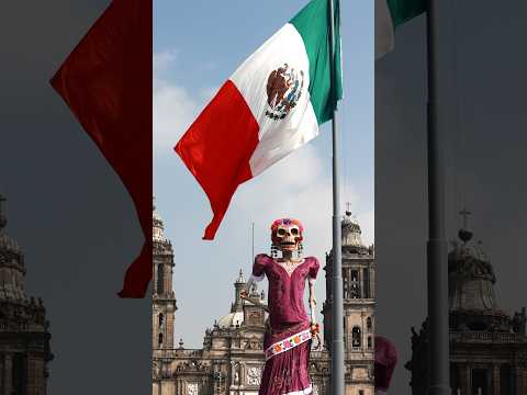 Una CATRINA gigante de 30 metros recibe al Día de Muertos en el Zócalo #shorts