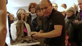 Juan Carlos Carrillo reproduit en live une sculpture volée dans la galerie du Jansanet à Troyes