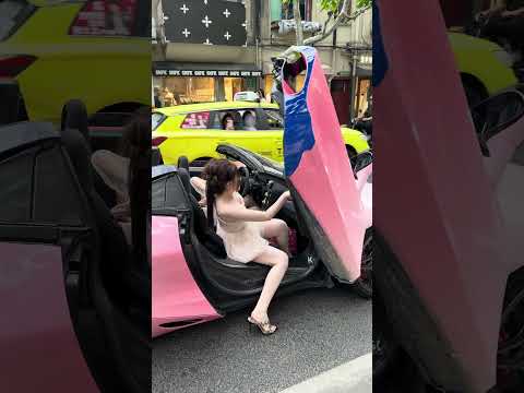 18岁千金大小姐开着粉色敞篷迈凯伦720S带着好闺蜜兜风#迈凯伦720S #小酷哥