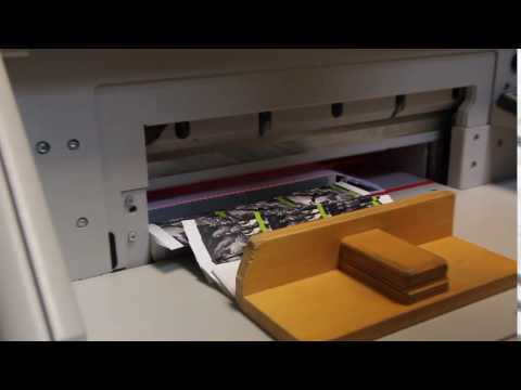 Spieltz: Produktion von Spielkarten im Digitaldruck: Die Karten werden geschnitten