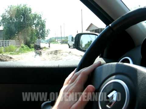 Isi plimba fratele in caruciorul de butelii