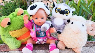 Puppen Mama Spiele für Kinder. Baby Born hat sich versteckt. Spielzeug Video auf Deutsch