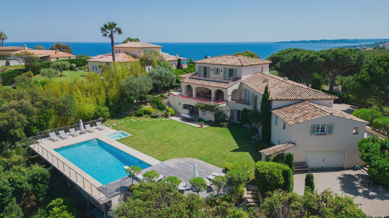 Co-Exclusive listing - Provencal villa in a dominant position with sea and hill views