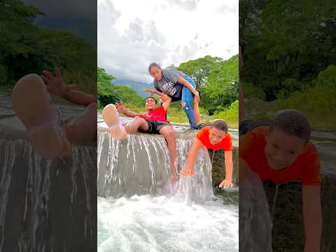 Cuando dos niños no se quieren bañar en el río 👦🏽🏊🏼‍♀️😢💦 #shorts #rio #reflexiones