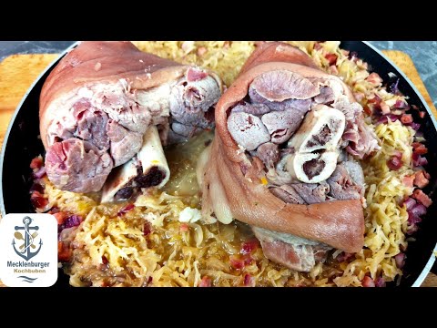 Eisbein mit deftigem Sauerkraut (Rezept einfach & lecker)