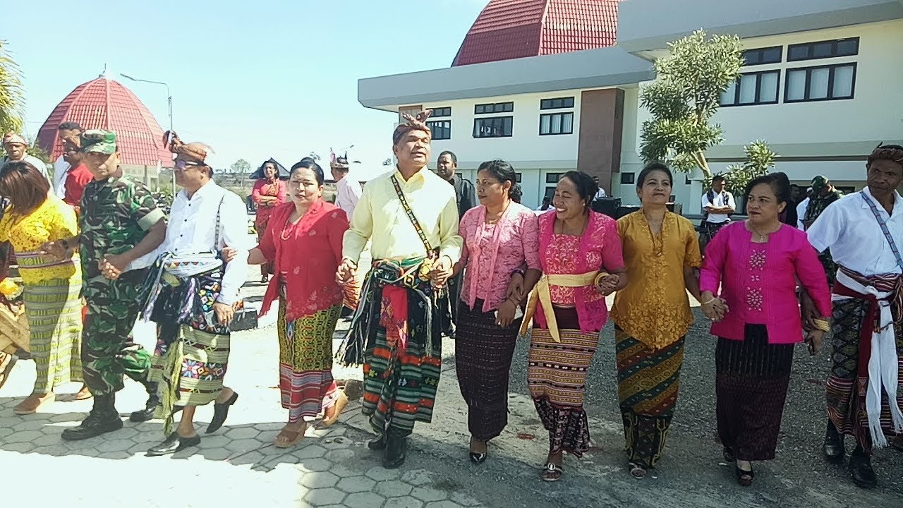 Lihat Goyangan Wabup TTS  dan Ratusan Pegawai saat Menari 