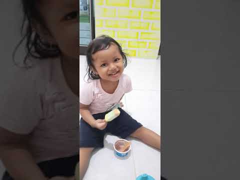 Adiba makan ice cream