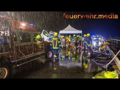 Frontalcrash im Regen - Schwerer Verkehrsunfall auf der B33