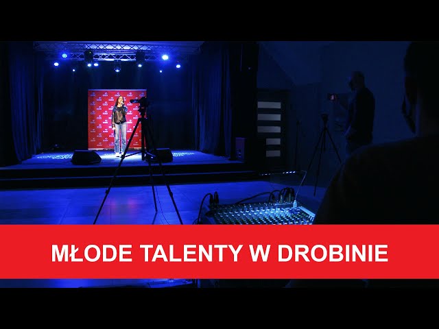 Zdjęcie przedstawia zwycięzców konkursu na scenie