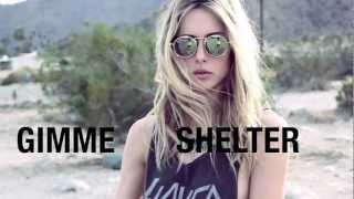 Behind the scenes aver Gillian Zinser 