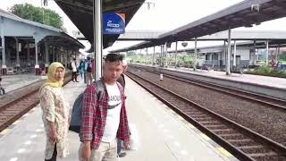 Download lagu Kedatangan kereta api Tegal ekspres distasiun Cirebon prujakan mp3