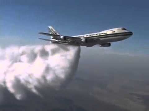 JUMBO JET DESAGUANDO EN PLENO VUELO