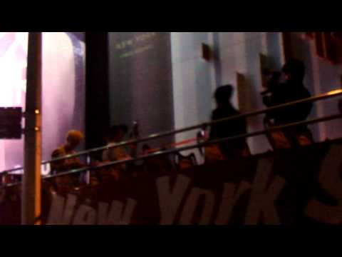 111022 Key and Amber @ sightseeing bus