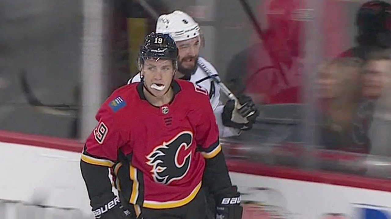 Drew Doughty CRACHE sur Matthew Tkachuk...