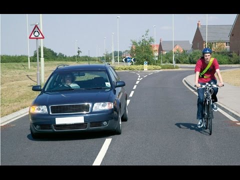 Close Pass of a cyclist YS52GXZ