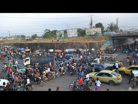Cameroun : un policier, « médecin des embouteillages » à Douala