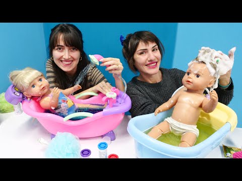 Bebek videoları. Baby Born oyuncak bebekler ile banyo zamanı. Bebek bakma oyunu
