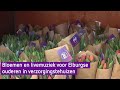 Bloemen en livemuziek voor Elburgse ouderen in verzorgingstehuizen