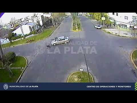 Así fue el choque de un motociclista contra un auto en 25 y 75