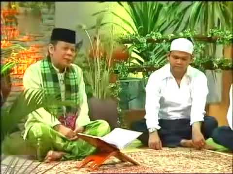 <p>Kajian Pertama<br />
Menerangkan tentang Sifat Ikhlas</p>
<p>Dalam bab ini sang Kyai menyampaikan beberapa Ayat Al Qur’an dan beberapa Hadits Nabi Muhammad Saw dan lainnya, yakni :<br />
1. “(Padahal mereka tidak disuruh) di dalam kitab-kitab mereka yaitu Taurat dan Injil (kecuali menyembah Allah) kecuali supaya menyembah Allah, pada asalnya adalah An Ya'budullaaha, lalu huruf An dibuang dan ditambahkan huruf Lam sehingga jadilah Liya'budullaaha (dengan memurnikan ketaatan kepada-Nya dalam beragama) artinya membersihkannya dari kemusyrikan (dengan lurus) maksudnya berpegang teguh pada agama Nabi Ibrahim dan agama Nabi Muhammad bila telah datang nanti. Maka mengapa sewaktu ia datang mereka menjadi jadi ingkar kepadanya (dan supaya mereka mendirikan salat dan menunaikan zakat; dan yang demikian itulah agama) atau tuntunan (yang mustaqim) yang lurus. (Tafsir Al-Jalalain, Al-Bayyinah 98:5)”<br />
2. Annasu kulluhum mautan illal ‘aalimuun, wal ‘aalimuuna niyaamun illal ‘aamiluun, wal ‘aamiluuna mughtarruuna illal mukhlisuun (Imam Al Ghazali)<br />
3. Ilmu membuat hidup menjadi mudah, seni membuat hidup jadi indah, dan agama membuat hidup jadi terarah (Kata Mutiara)<br />
4. Apa saja kalo sudah kita mulai bukan karena Allah bersiaplah untuk kecewa (Kata-kata Kyai Zainuddin Mz)<br />
5. Puasa sekali lagi melatih kita untuk menerapkan sikap-sikap ikhlas. Kalo sudah kita puasa yang tahu cuma kita dan Allah saja, bukan karena ingin dipuji orang, bukan karena ingin disanjung orang, tapi karena melaksanakan perintah Allah berdasarkan .................</p>
<p>DAPATKAN BUKU/EBOOK/TEKS LENGKAPNYA DISINI :<br />
WA : 083808694401</p>
<p>Kajian Pertama<br />
Menerangkan tentang Sifat Ikhlas</p>
<p>Dalam bab ini sang Kyai menyampaikan beberapa Ayat Al Qur’an dan beberapa Hadits Nabi Muhammad Saw dan lainnya, yakni :<br />
1. “(Padahal mereka tidak disuruh) di dalam kitab-kitab mereka yaitu Taurat dan Injil (kecuali menyembah Allah) kecuali supaya menyembah Allah, pada asalnya adalah An Ya'budullaaha, lalu huruf An dibuang dan ditambahkan huruf Lam sehingga jadilah Liya'budullaaha (dengan memurnikan ketaatan kepada-Nya dalam beragama) artinya membersihkannya dari kemusyrikan (dengan lurus) maksudnya berpegang teguh pada agama Nabi Ibrahim dan agama Nabi Muhammad bila telah datang nanti. Maka mengapa sewaktu ia datang mereka menjadi jadi ingkar kepadanya (dan supaya mereka mendirikan salat dan menunaikan zakat; dan yang demikian itulah agama) atau tuntunan (yang mustaqim) yang lurus. (Tafsir Al-Jalalain, Al-Bayyinah 98:5)”<br />
2. Annasu kulluhum mautan illal ‘aalimuun, wal ‘aalimuuna niyaamun illal ‘aamiluun, wal ‘aamiluuna mughtarruuna illal mukhlisuun (Imam Al Ghazali)<br />
3. Ilmu membuat hidup menjadi mudah, seni membuat hidup jadi indah, dan agama membuat hidup jadi terarah (Kata Mutiara)<br />
4. Apa saja kalo sudah kita mulai bukan karena Allah bersiaplah untuk kecewa (Kata-kata Kyai Zainuddin Mz)<br />
5. Puasa sekali lagi melatih kita untuk menerapkan sikap-sikap ikhlas. Kalo sudah kita puasa yang tahu cuma kita dan Allah saja, bukan karena ingin dipuji orang, bukan karena ingin disanjung orang, tapi karena melaksanakan perintah Allah berdasarkan .................</p>
<p>DAPATKAN BUKU/EBOOK/TEKS LENGKAPNYA DISINI :<br />
WA : 083808694401</p>