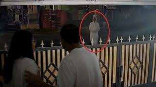 Download lagu Teror Pocong depan Gerbang Rumah Warga! 6 Penampakan Hantu Terjelas dan Seram yang Terekam Kamera mp3