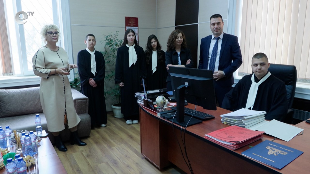 Ученици от хасковска гимназия в ролята на председател на Районен съд за един ден