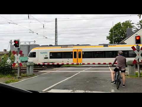 Ausfahrt der RB 69/89 nach Bielefeld Hbf/Warburg (Westf.), am Bahnübergang beim Bahnhof Mersch.