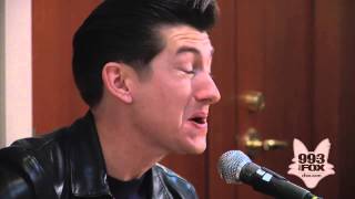 Miniatura del video "Arctic Monkeys - Do I Wanna Know? (Fox Uninvited Guest)"