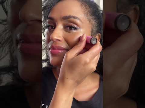 Person i mörkt lockigt hår visar upp rpodukter från Kicks med naturligt innehåll. Bland annat Weleda och Burt´s bees. 