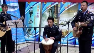 Policemen exercise skills to amuse passengers during travel rush