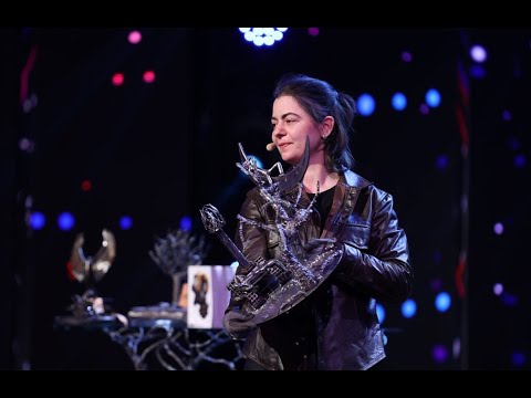 Cristina Dinu face opere de artă cu flexul și aparatul de sudură