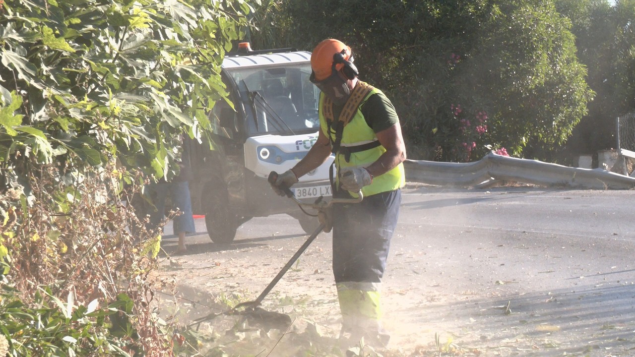 Trabajos de desbroce y limpieza en la A-377