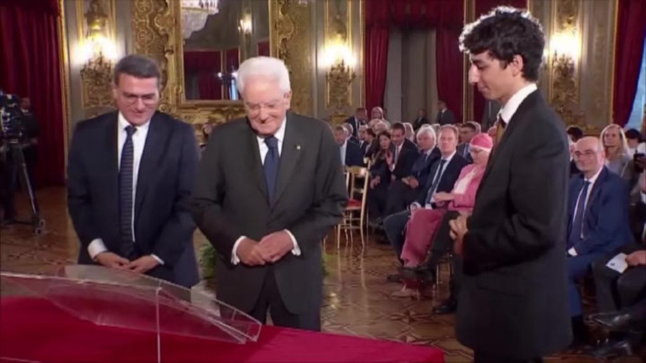 Mattarella riceve Ventaglio da Stampa Parlamentare. L'opera realizzata da Piero Malatesta Piano