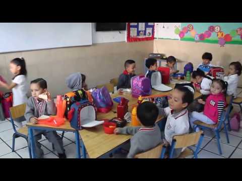 Alumnos de Kinder desayunando 