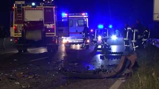 preview picture of video 'Tödlicher Unfall auf B7: Autos krachten frontal gegeneinander'